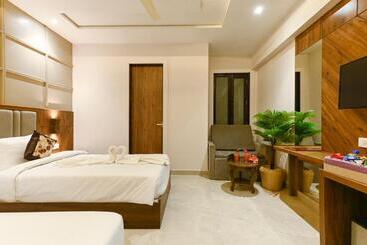 هتل Avalon Palms Agra