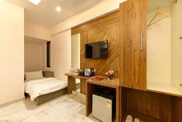 هتل Avalon Palms Agra