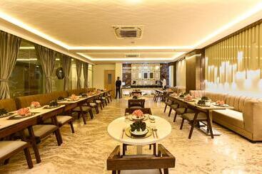 هتل Avalon Palms Agra