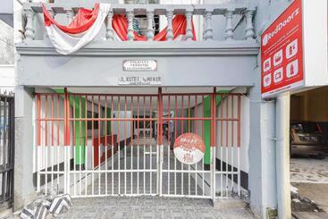 هتل Reddoorz Near Mayapada Hospital Surabaya