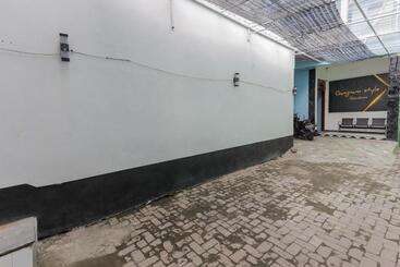 هتل Reddoorz Near Mayapada Hospital Surabaya