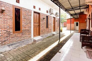 هتل Tutus Homestay Syariah Redpartner