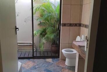 پانسیون Crayfish Creek Guest House