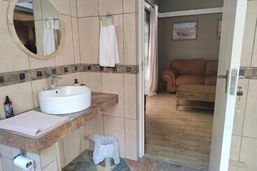 پانسیون Crayfish Creek Guest House