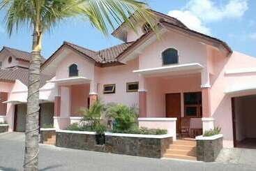 هتل Atrium Resort &