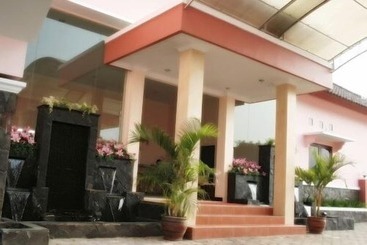 هتل Atrium Resort &
