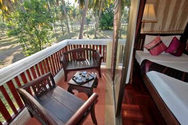 Coral Hotel Bangsaphan