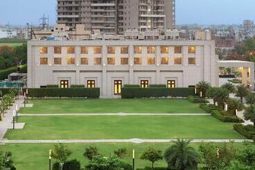 هتل Doubletree By Hilton  Agra