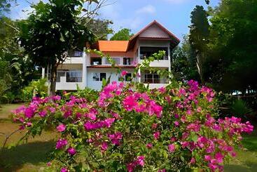 هتل Good Time Sports Village Koh Mak