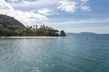 هتل Good Time Sports Village Koh Mak