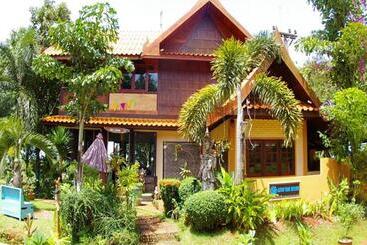 هتل Good Time Sports Village Koh Mak
