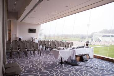 هتل Hilton Southampton   Utilita Bowl
