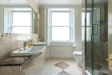 هتل The Ayrlington Guesthouse