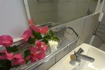 تختخواب و صبحانه Isuru Holiday Inn