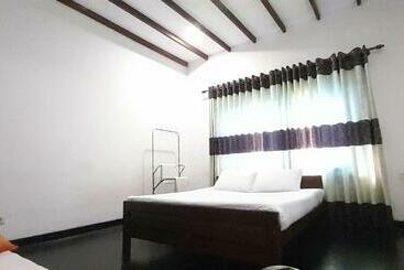 تختخواب و صبحانه Isuru Holiday Inn