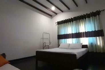 تختخواب و صبحانه Isuru Holiday Inn