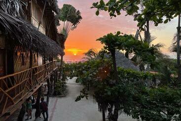 پانسیون Hostal Olmito Canoa