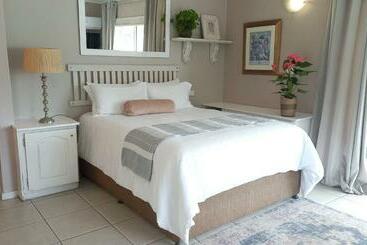 Bed and Breakfast Sea Rose Family Suite   Villa Roc Guesthouse, Salt Rock Ballito, Solar Power