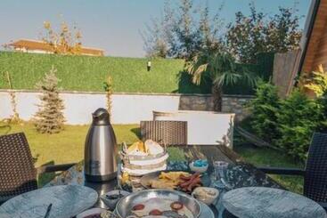 تختخواب و صبحانه Karmatte Bungalow