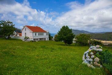 Beachfront Surf & Remote Work House - Valdovinyo