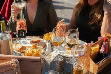 هتل Boathouse Bar And Grill