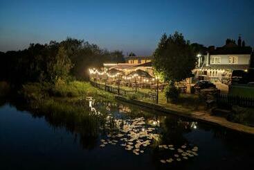 هتل Boathouse Bar And Grill