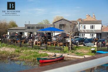 هتل Boathouse Bar And Grill