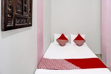 هتل Zazezo Homestay Syariah Redpartner