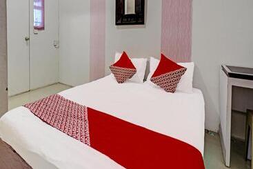 هتل Zazezo Homestay Syariah Redpartner