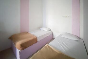 هتل Zazezo Homestay Syariah Redpartner