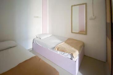 هتل Zazezo Homestay Syariah Redpartner