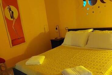 پانسیون Mezzaluna Guest House