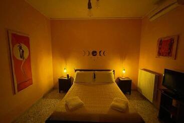 پانسیون Mezzaluna Guest House
