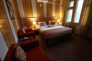 استراحتگاه Oak Residency