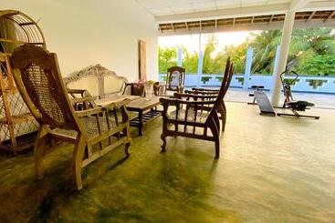پانسیون Madiha Surf House Lanka