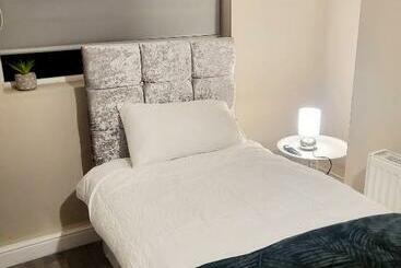 شقة فندقية Mm Sure Stay Accommodation   Ng1