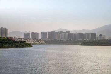 هتل Hilton Garden Inn Shenzhen Airport