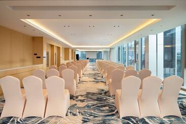 هتل Hilton Garden Inn Shenzhen Airport