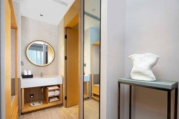 هتل Hilton Garden Inn Shenzhen Airport