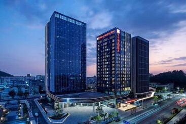 هتل Hilton Garden Inn Shenzhen Airport