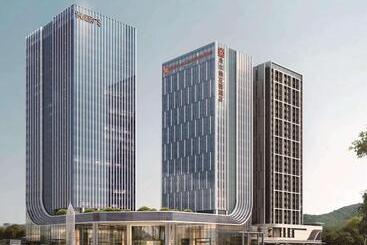 هتل Hilton Garden Inn Shenzhen Airport