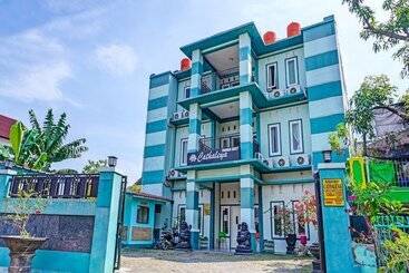 هتل Oyo 91731 Home Stay Elis Cateliya