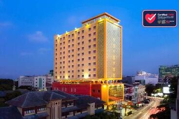 هتل Best Western Plus Makassar Beach