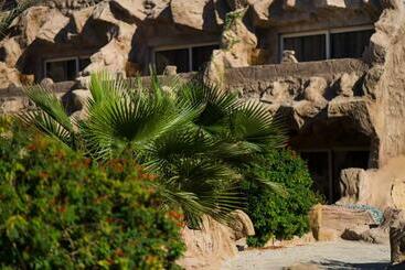 هتل Caves Beach Resort Adults Only