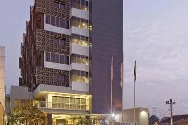 هتل Howard Johnson By Wyndham Pekalongan