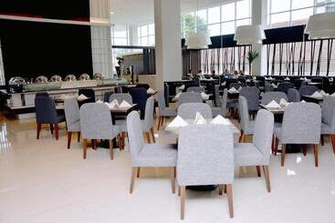 هتل Howard Johnson By Wyndham Pekalongan
