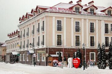 هتل Optima Collection Kamianets Podilskyi