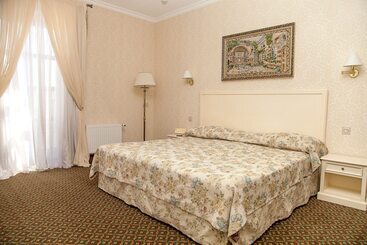 هتل Optima Collection Kamianets Podilskyi