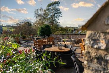 هتل The George Inn & Plaine