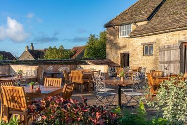 هتل The George Inn & Plaine
